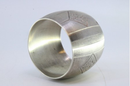 Argola de guardanapo em prata com bandas ao alto e gravados.